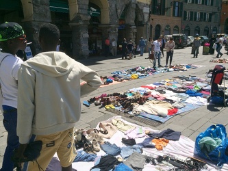 Genova, piazza Raibetta - il solito mercatino