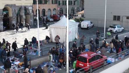 Genova - il quotidiano probema del mercatino abusivo tra via Tur