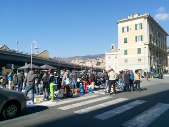 Genova - il quotidiano probema del mercatino abusivo tra via Tur