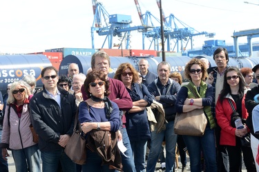 Genova - passeggiata in porto contro il progetto di un deposito 