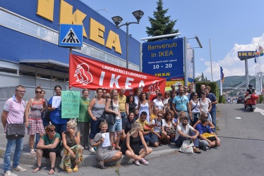 Genova Campi, Ikea - la protesta dei lavoratori davanti allo sta