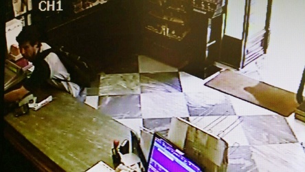 Genova - fotogramma telecamere sorveglianza rapina presso farmac