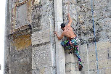 Genova - free climber Tazio Gavioli scala Porta Soprana