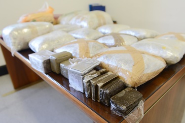 Genova - questura - squadra mobile sequestra 25 Kg di droghe leg