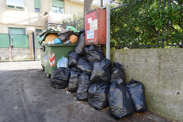 Genova - emergenza spazzatura in via Mansueto, quartiere Certosa