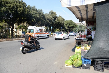 Genova - i venditori ambulanri di angurie e frutta