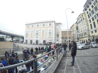 Genova - la cronaca di un sabato mattina in via Turati attravers