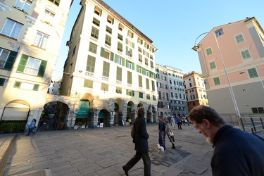 Genova, piazza Raibetta - via Frate Oliverio, davanti allo stori