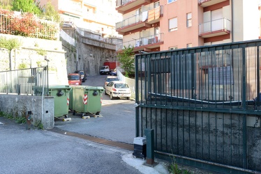 Genova, Via Stefanina Moro - cancello causa incidente a passante