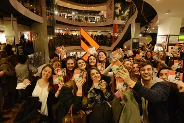 Genova, feltrinelli - folla per una foto con Marco Mengoni
