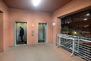 Genova - gli ascensori che collegano il cinema ai parcheggi