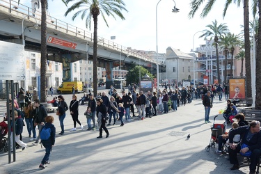 Genova, porto antico - durante il ponte del 31 Ottobre, coda per