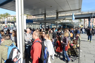 Genova, porto antico - durante il ponte del 31 Ottobre, coda per