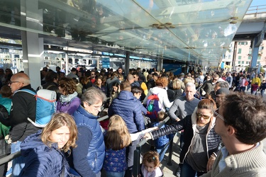 Genova, porto antico - durante il ponte del 31 Ottobre, coda per