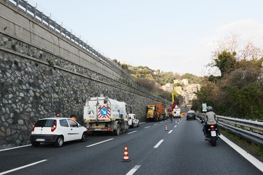 Genova, autostrada direzione Ge tra arenzano e bivio - coda caus
