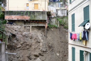 Genova, via daneo - frana e tre palazzi sgomberati - circa duece