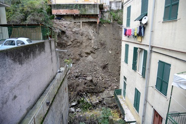 Genova, via daneo - frana e tre palazzi sgomberati - circa duece