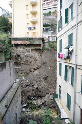 Genova, via daneo - frana e tre palazzi sgomberati - circa duece