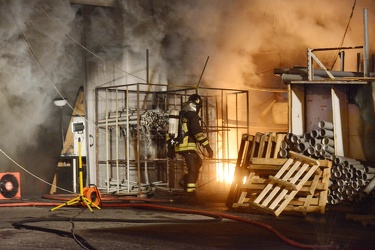 Genova, Lungobisagno Istria - vasto incendio in un capannone - i