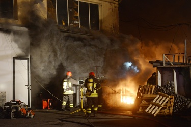 Genova, Lungobisagno Istria - vasto incendio in un capannone - i
