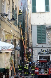 Genova - salita Pollaiuoli - incendio in un appartamento
