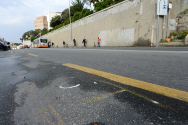 Genova, Quarto - investita dal bus, incidente mortale davanti al