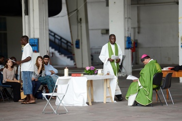 Genova, fiera, padiglione C - i migranti ospitati in via tempora