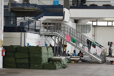 Genova, fiera, padiglione C - i migranti ospitati in via tempora