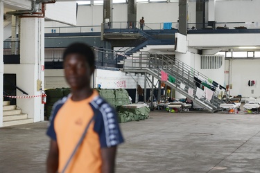 Genova, fiera, padiglione C - i migranti ospitati in via tempora