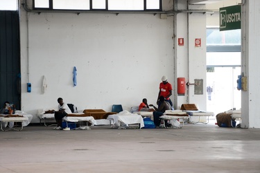 Genova, fiera, padiglione C - i migranti ospitati in via tempora