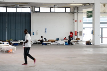 Genova, fiera, padiglione C - i migranti ospitati in via tempora