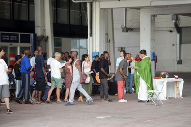 Genova, fiera, padiglione C - i migranti ospitati in via tempora