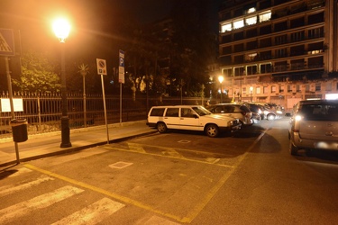 Genova - parcheggi disabili davanti villetta di negro - colonnin
