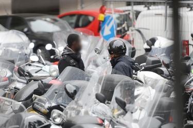 Genova - parcheggiatori abusivi piazza Dante parcheggio moto