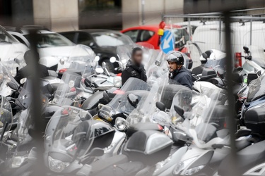 Genova - parcheggiatori abusivi piazza Dante parcheggio moto