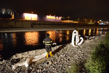 Genova, torrente Polcevera - perdita di petrolio nel torrente
