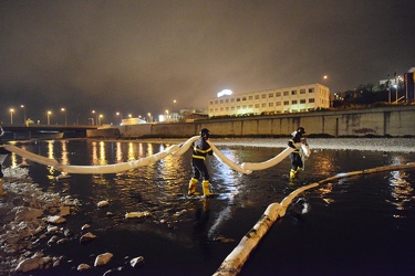 Genova, torrente Polcevera - perdita di petrolio nel torrente