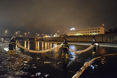 Genova, torrente Polcevera - perdita di petrolio nel torrente