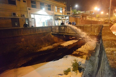 Genova, torrente Polcevera - perdita di petrolio nel torrente - 