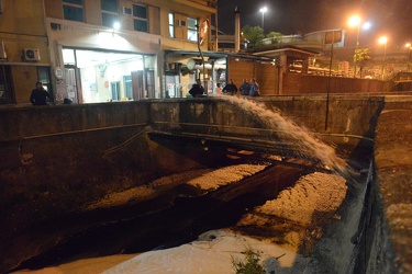 Genova, torrente Polcevera - perdita di petrolio nel torrente - 