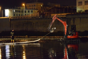 Genova, torrente Polcevera - perdita di petrolio nel torrente