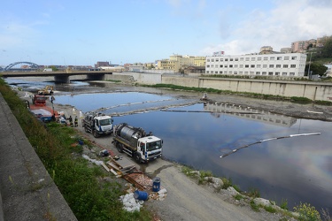 Genova, torrente Polcevera - sversamento di petrolio nel torrent