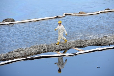 Genova, torrente Polcevera - sversamento di petrolio nel torrent