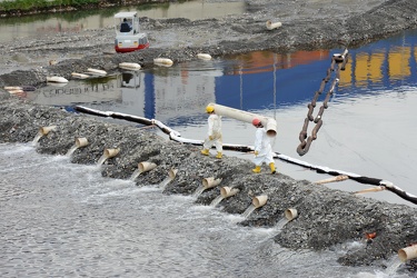 Genova, torrente Polcevera - sversamento di petrolio nel torrent