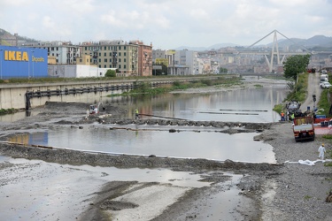 Genova, torrente Polcevera - sversamento di petrolio nel torrent