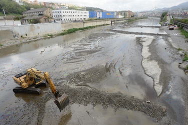 Genova, torrente Polcevera - sversamento di petrolio nel torrent