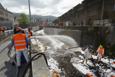 Genova, torrente Polcevera - sversamento di petrolio nel torrent