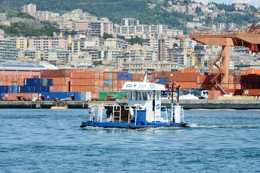 Genova, viaggio in mare nella domenica successiva allo sversamen