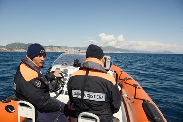 Genova, viaggio in mare nella domenica successiva allo sversamen