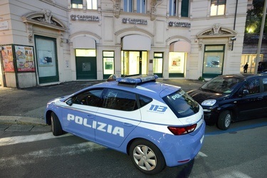 Genova, piazza Tommaseo - cronaca - rapina - intervento polizia